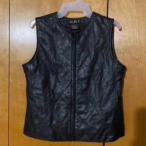 Genuine Leather vest! Polyester lining! Excellent Condition!